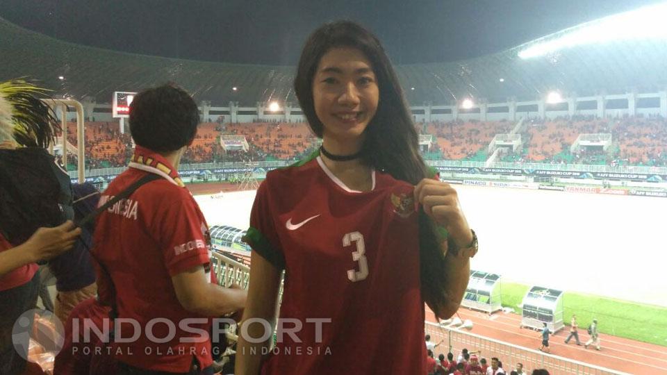 Fithri%20Syamsu%20menonton%20langsung%20pertandingan%20antara%20Indonesia%20melawan%20Vietnam%20di%20Stadion%20Pekansari%2C%20Bogor%2C%20Jawa%20Barat.